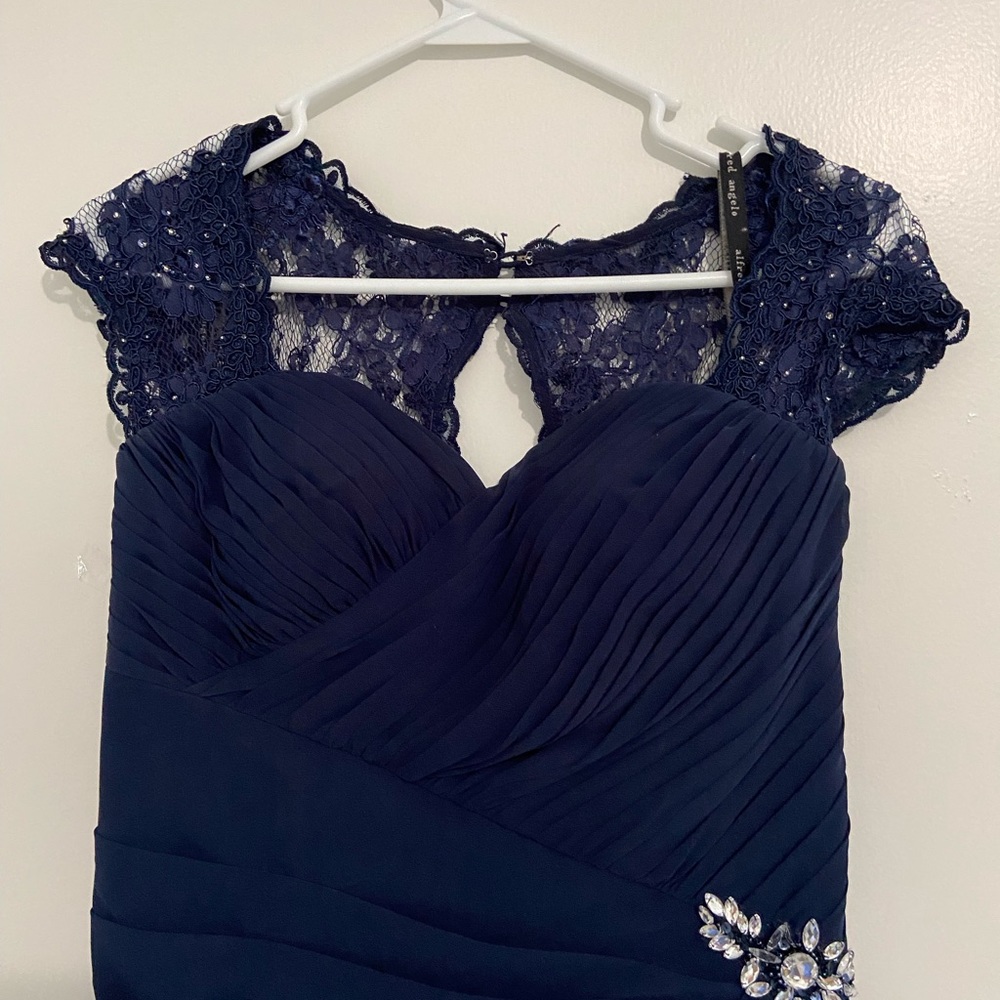 Formal dress - Picture 3 of 5